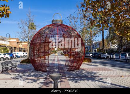 La Cala de Mijas, Malaga, Espagne, 5 décembre 2024 : photo prise dans la ville de la Cala à Mijas en Espagne montrant une boule de Noël extrêmement grande Banque D'Images