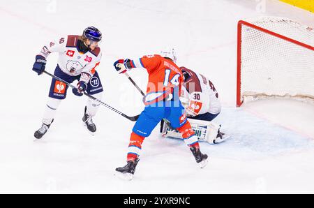 Zurich, Suisse, 17 décembre 2024 : #14 Chris Baltisberger (ZSC Lions) espère le rebond du gardien #30 Jake Hildebrand. #40 Korbinian Geibel (Berlin) soutient le gardien de but. (Photo de Andreas Haas/dieBildmanufaktur) crédit : dieBildmanufaktur/Alamy Live News Banque D'Images