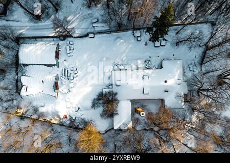 Zone industrielle inutilisée avec entrepôts couverts de neige, vue aérienne Banque D'Images