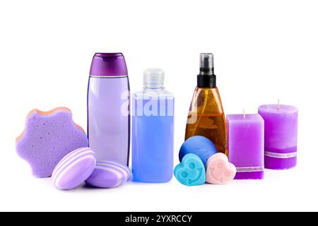 Bougies parfumées à la lavande, shampooings et savons à l'extrait de lavande isolé sur fond blanc. Banque D'Images