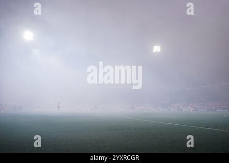 Maastricht, pays-Bas. 17 décembre 2024. Maastricht - fumée lors de la deuxième manche de la KNVB Beker 2024/2025, la coupe domestique néerlandaise. Le match se déroule entre le MVV Maastricht et Feyenoord au Stadion de Geusselt le 17 décembre 2024 à Maastricht, aux pays-Bas. Crédit : Box to Box Pictures/Alamy Live News Banque D'Images