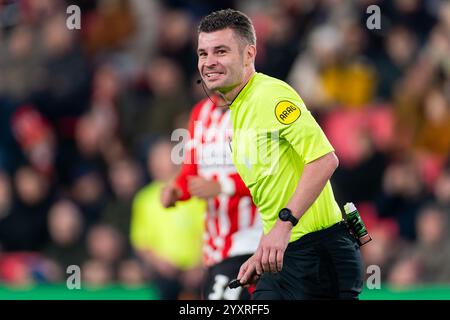 Eindhoven, pays-Bas. 17 décembre 2024. EINDHOVEN, PAYS-BAS - 17 DÉCEMBRE : L'arbitre Erwin Blank lors du match de deuxième tour de la Coupe TOTO KNVB néerlandaise entre le PSV et le Koninklijke HFC au Philips Stadion le 17 décembre 2024 à Eindhoven, pays-Bas. (Photo de Joris Verwijst/Orange Pictures) crédit : Orange pics BV/Alamy Live News Banque D'Images