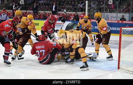 Bremerhaven, Allemagne. 17 décembre 2024. Hockey sur glace : Ligue des Champions, Pinguins Bremerhaven - Servette Genève, finale, quarts de finale, deuxième manche. Action face à l'objectif de Genève. Crédit : Stringer/dpa/Alamy Live News Banque D'Images