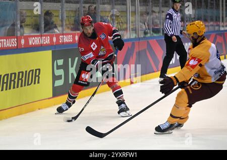 Bremerhaven, Allemagne. 17 décembre 2024. Hockey sur glace : Ligue des Champions, Pinguins Bremerhaven - Servette Genève, finale, quarts de finale, deuxième manche. Vladimir Eminger de Bremerhaven (l) se bat pour la rondelle contre Vincent Praplan de Genève. Crédit : Stringer/dpa/Alamy Live News Banque D'Images