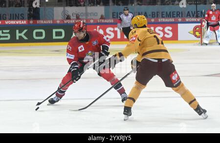 Bremerhaven, Allemagne. 17 décembre 2024. Hockey sur glace : Ligue des Champions, Pinguins Bremerhaven - Servette Genève, finale, quarts de finale, deuxième manche. Max Görtz (l) de Bremerhaven se bat pour la rondelle contre Giancarlo Chanton de Genève. Crédit : Stringer/dpa/Alamy Live News Banque D'Images