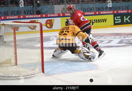 Bremerhaven, Allemagne. 17 décembre 2024. Hockey sur glace : Ligue des Champions, Pinguins Bremerhaven - Servette Genève, finale, quarts de finale, deuxième manche. Christian Wejse de Bremerhaven tente de battre le gardien de Genève Antti Raanta. Crédit : Stringer/dpa/Alamy Live News Banque D'Images