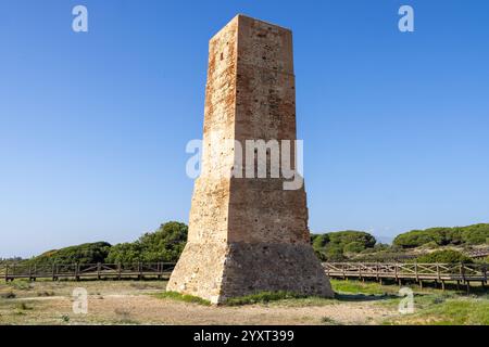 Photo d'une vieille tour dans la ville de Sitio de Calahonda à Mijas Espagne montrant la tour abandonnée connue sous le nom de la Torre de Los Ladrones située près de la Banque D'Images