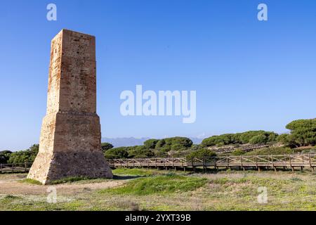 Photo d'une vieille tour dans la ville de Sitio de Calahonda à Mijas Espagne montrant la tour abandonnée connue sous le nom de la Torre de Los Ladrones située près de la Banque D'Images