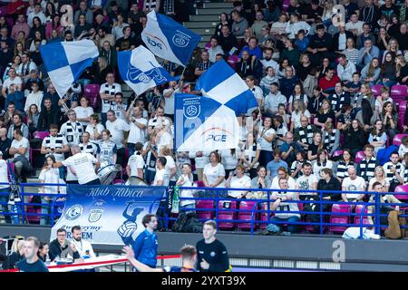 Varsovie, Pologne. 17 décembre 2024. Ligue des champions de volleyball : Projekt Warszawa v ACH volley Ljubljana. Fans de Projekt Warszawa. Crédit : Bartlomiej Wisniewski/Cyberfocus/Alamy Live News Banque D'Images