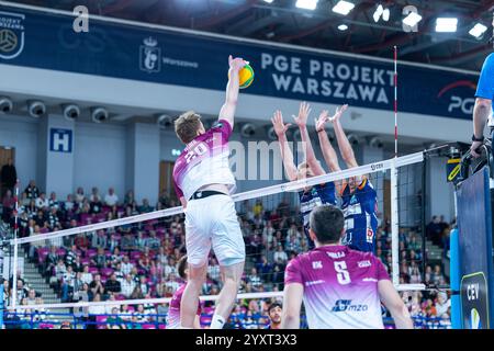 Varsovie, Pologne. 17 décembre 2024. Ligue des champions de volleyball : Projekt Warszawa v ACH volley Ljubljana. Linus Weber attaquant le ballon. Crédit : Bartlomiej Wisniewski/Cyberfocus/Alamy Live News Banque D'Images