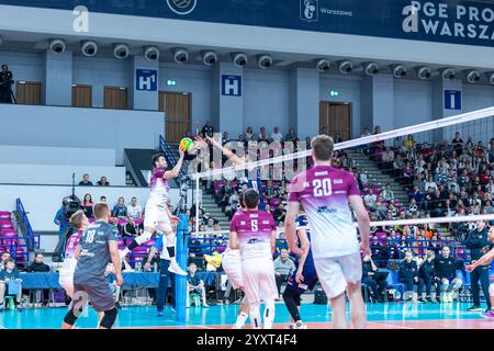 Varsovie, Pologne. 17 décembre 2024. Ligue des champions de volleyball : Projekt Warszawa v ACH volley Ljubljana. Tobias Brand attaque le ballon. Crédit : Bartlomiej Wisniewski/Cyberfocus/Alamy Live News Banque D'Images