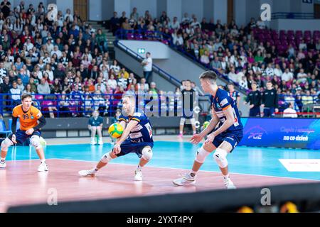 Varsovie, Pologne. 17 décembre 2024. Ligue des champions de volleyball : Projekt Warszawa v ACH volley Ljubljana. Jan Pokersnik reçoit le ballon. Crédit : Bartlomiej Wisniewski/Cyberfocus/Alamy Live News Banque D'Images