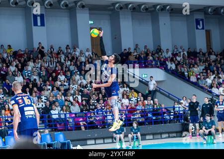 Varsovie, Pologne. 17 décembre 2024. Ligue des champions de volleyball : Projekt Warszawa v ACH volley Ljubljana. Amir Mohammad Golzadeh sert le bal. Crédit : Bartlomiej Wisniewski/Cyberfocus/Alamy Live News Banque D'Images