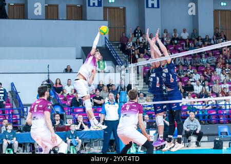 Varsovie, Pologne. 17 décembre 2024. Ligue des champions de volleyball : Projekt Warszawa v ACH volley Ljubljana. Artur Szalpuk attaquant le ballon. Crédit : Bartlomiej Wisniewski/Cyberfocus/Alamy Live News Banque D'Images