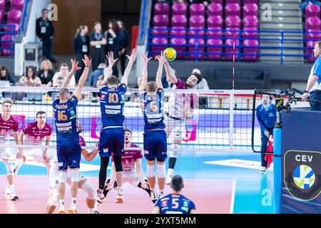 Varsovie, Pologne. 17 décembre 2024. Ligue des champions de volleyball : Projekt Warszawa v ACH volley Ljubljana. Tobias Brand. Crédit : Bartlomiej Wisniewski/Cyberfocus/Alamy Live News Banque D'Images