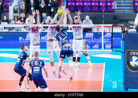 Varsovie, Pologne. 17 décembre 2024. Ligue des champions de volleyball : Projekt Warszawa v ACH volley Ljubljana. Description. Crédit : Bartlomiej Wisniewski/Cyberfocus/Alamy Live News Banque D'Images