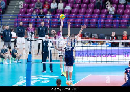 Varsovie, Pologne. 17 décembre 2024. Ligue des champions de volleyball : Projekt Warszawa v ACH volley Ljubljana. Bartłomiej Bołądź attaquant la balle. Crédit : Bartlomiej Wisniewski/Cyberfocus/Alamy Live News Banque D'Images