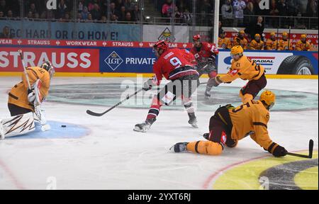 Bremerhaven, Allemagne. 17 décembre 2024. Hockey sur glace : Ligue des Champions, Pinguins Bremerhaven - Servette Genève, finale, quarts de finale, deuxième manche. Jan Urbas de Bremerhaven (M) marque le 2:1. Crédit : Stringer/dpa/Alamy Live News Banque D'Images