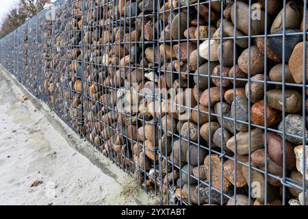 Clôture de gabion remplie de pierres de la mer Baltique Banque D'Images