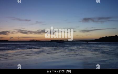 Photographie qui montre une scène de soirée au port de Poole dans le Dorset Angleterre Royaume-Uni Banque D'Images