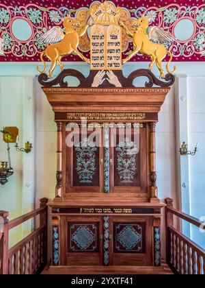 Sanok, Pologne - 4 mai 2024. Arche de Torah - une chambre ornementale dans la synagogue qui abrite la Torah défile dans une réplique d'un s en bois du 18ème siècle Banque D'Images