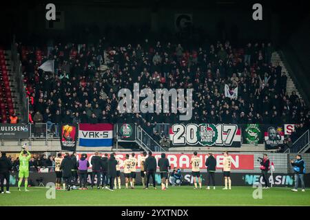 Maastricht, pays-Bas. 17 décembre 2024. Maastricht - fans de Feyenoord lors de la deuxième manche de la KNVB Beker 2024/2025, la coupe nationale néerlandaise. Le match se déroule entre le MVV Maastricht et Feyenoord au Stadion de Geusselt le 17 décembre 2024 à Maastricht, aux pays-Bas. Crédit : Box to Box Pictures/Alamy Live News Banque D'Images