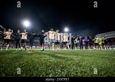 Maastricht, pays-Bas. 17 décembre 2024. Maastricht - joueurs de Feyenoord lors de la deuxième manche de la KNVB Beker 2024/2025, la coupe nationale néerlandaise. Le match se déroule entre le MVV Maastricht et Feyenoord au Stadion de Geusselt le 17 décembre 2024 à Maastricht, aux pays-Bas. Crédit : Box to Box Pictures/Alamy Live News Banque D'Images