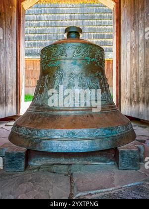 Sanok, Pologne - 4 mai 2024. Clocher de porte de Ropki de 1904 à l'intérieur duquel se trouve une cloche d'église orthodoxe de la défunte église orthodoxe Lemko Banque D'Images