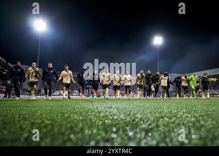 Maastricht, pays-Bas. 17 décembre 2024. Maastricht - joueurs de Feyenoord lors de la deuxième manche de la KNVB Beker 2024/2025, la coupe nationale néerlandaise. Le match se déroule entre le MVV Maastricht et Feyenoord au Stadion de Geusselt le 17 décembre 2024 à Maastricht, aux pays-Bas. Crédit : Box to Box Pictures/Alamy Live News Banque D'Images