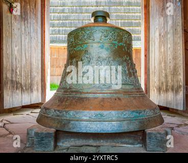Sanok, Pologne - 4 mai 2024. Clocher de porte de Ropki de 1904 à l'intérieur duquel se trouve une cloche d'église orthodoxe de la défunte église orthodoxe Lemko Banque D'Images