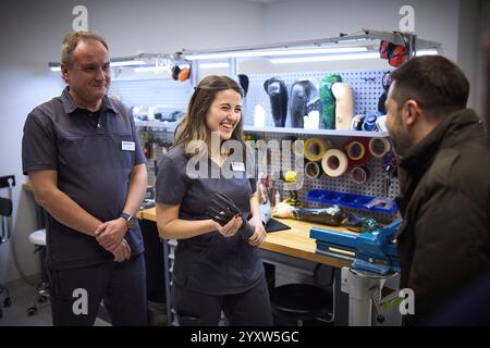 Lviv, Ukraine. 17 décembre 2024. Le président ukrainien Volodymyr Zelenskyy, à droite, discute avec des prothétiques lors d’une visite à l’hôpital des anciens combattants et au centre de prothèses et de réadaptation surhumains, le 17 décembre 2024 à Lviv, en Ukraine. Crédit : Présidence ukrainienne/Bureau de presse présidentiel ukrainien/Alamy Live News Banque D'Images