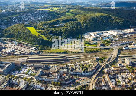 Vue aérienne, passage arrière de la gare et gare principale HBF avec plates-formes couvertes et parvis de la gare, zone forestière de Philippshöhe, ancienne usine de vis Hagen Banque D'Images