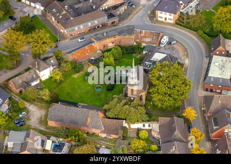Vue aérienne, église protestante de Ringenberg sur la route principale, maisons délabrées sur une prairie verdoyante, Ringenberg, Hamminkeln, Bas Rhin, Rhénanie du Nord-Wes Banque D'Images