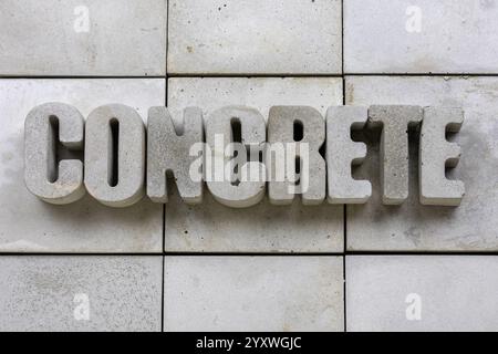 Mot BÉTON dans des lettres concrètes sur fond carrelé de béton Nice espace de copie Banque D'Images