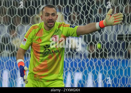 Gelsenkirchen, Deutschland. 14 décembre 2024. Bundesliga - FC Schalke 04 - Fortuna Düsseldorf am 14.12.2024 in der Veltins-Arena auf Schalke Torwart Florian Kastenmeier (Duesseldorf 33) gestikuliert Foto : osnapix DFL Regulations interdit toute utilisation de photographies comme séquences d'images et/ou quasi-vidéo crédit : dpa/Alamy Live News Banque D'Images