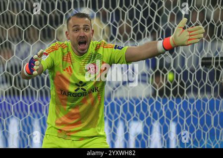 Gelsenkirchen, Deutschland. 14 décembre 2024. Bundesliga - FC Schalke 04 - Fortuna Düsseldorf am 14.12.2024 in der Veltins-Arena auf Schalke Torwart Florian Kastenmeier (Duesseldorf 33) gestikuliert Foto : osnapix DFL Regulations interdit toute utilisation de photographies comme séquences d'images et/ou quasi-vidéo crédit : dpa/Alamy Live News Banque D'Images