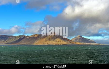 Barren Hills sur une côte arctique dans les îles Svalbard Banque D'Images