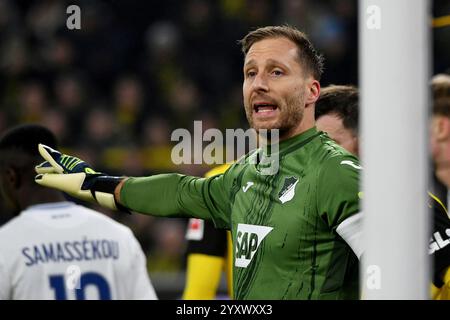 Dortmund, Deutschland. 15 décembre 2024. Fussball ; Spieltag 14 ; 1.Bundesliga ; saison 2024/2025 ; Borussia Dortmund gegen TSG Hoffenheim AM 15.12.2024 à Dortmund. UBz : 01 TW Oliver Baumann, TSG Hoffenheim. Zeigt. Schreit. Crédit : dpa/Alamy Live News Banque D'Images