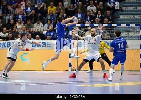 Gummersbach, Deutschland. 16 décembre 2024. Miro Schluroff (VfL Gummersbach 15) gegen Adrian Sipos (MT Melsungen, #8) VfL Gummersbach v. MT Melsungen, Handball, Daikin 1. Bundesliga, 15 ans. Spieltag, Spielzeit 2024-2025, Schwalbe Arena Gummersbach, 16.12.2024 Foto : Eibner-Pressefoto/Juergen Augst crédit : dpa/Alamy Live News Banque D'Images