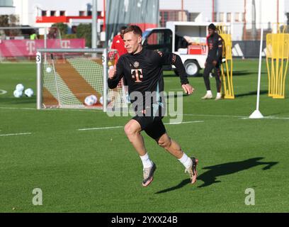 München, Deutschland, 17. Décembre 2024 : Fussball, Herren, saison 2024/2025, FC Bayern München, Säbener Strasse, Trainingsgelände, entraînement Joshua Kimmich (FC Bayern München) beim Sprinten, Laufen Banque D'Images