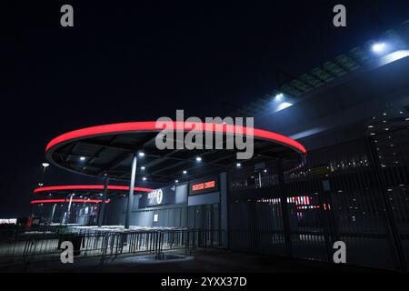 Milan, Italien. 15 décembre 2024. Vue générale à l'extérieur du stade pendant le match de football Serie A 2024/25 entre l'AC Milan et le CFC de Gênes au stade San Siro crédit : dpa/Alamy Live News Banque D'Images