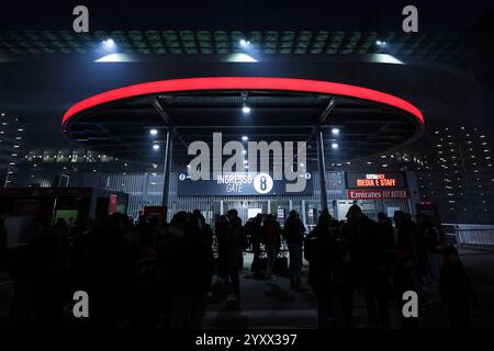 Milan, Italien. 15 décembre 2024. Vue générale à l'extérieur du stade pendant le match de football Serie A 2024/25 entre l'AC Milan et le CFC de Gênes au stade San Siro crédit : dpa/Alamy Live News Banque D'Images