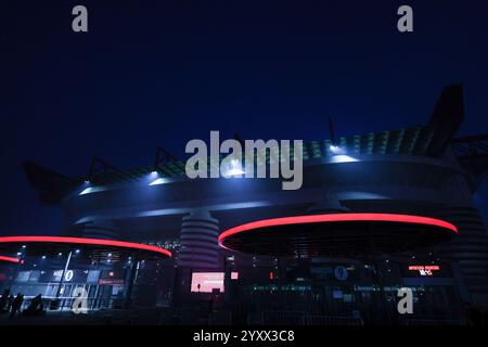 Milan, Italien. 15 décembre 2024. Vue générale à l'extérieur du stade pendant le match de football Serie A 2024/25 entre l'AC Milan et le CFC de Gênes au stade San Siro crédit : dpa/Alamy Live News Banque D'Images