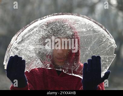 Srinagar, Inde. 17 décembre 2024. SRINAGAR, INDE - 17 DÉCEMBRE : un garçon montre un morceau de glace gelée par un froid matin d'hiver le 17 décembre 2024 à Srinagar, Inde. Cold Wave saisit le Cachemire, car Srinagar enregistre une température minimale à moins 5,3 degrés celcius. (Photo de Waseem Andrabi/Hindustan Times/Sipa USA) crédit : Sipa USA/Alamy Live News Banque D'Images