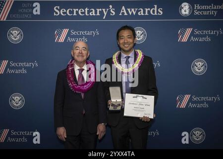 Alejandro Mayorkas, Secrétaire du Département de la sécurité intérieure (DHS), remet les prix du Secrétaire aux employés du DHS à l'EY Plaza à Los Angeles, Californie, les 26 septembre 2024 - 15. Banque D'Images