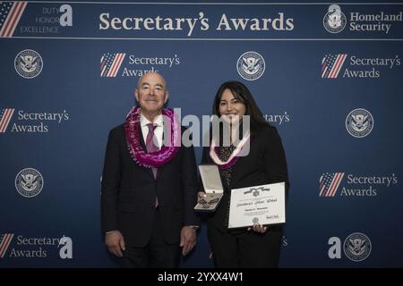 Alejandro Mayorkas, secrétaire du Département de la sécurité intérieure (DHS), remet les prix du secrétaire aux employés du DHS à l'EY Plaza à Los Angeles, Californie, les 26 septembre 2024 - 22. Banque D'Images