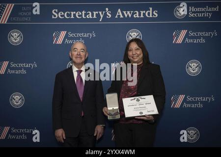 Alejandro Mayorkas, Secrétaire du Département de la sécurité intérieure (DHS), remet les prix du Secrétaire aux employés du DHS à l'EY Plaza à Los Angeles, Californie, les 26 septembre 2024 et 34. Banque D'Images