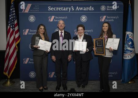 Alejandro Mayorkas, Secrétaire du Département de la sécurité intérieure (DHS), remet les prix du Secrétaire aux employés du DHS à l'EY Plaza à Los Angeles, Californie, les 26 septembre 2024 et 30. Banque D'Images