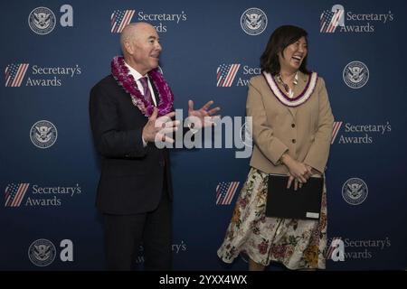 Alejandro Mayorkas, Secrétaire du Département de la sécurité intérieure (DHS), remet les prix du Secrétaire aux employés du DHS à l'EY Plaza à Los Angeles, Californie, les 26 septembre 2024 et 28. Banque D'Images