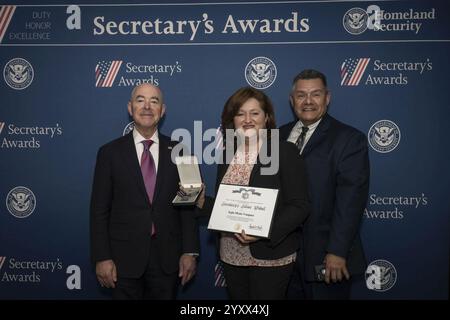 Alejandro Mayorkas, Secrétaire du Département de la sécurité intérieure (DHS), remet les prix du Secrétaire aux employés du DHS à l'EY Plaza à Los Angeles, Californie, les 26 septembre 2024 et 35. Banque D'Images